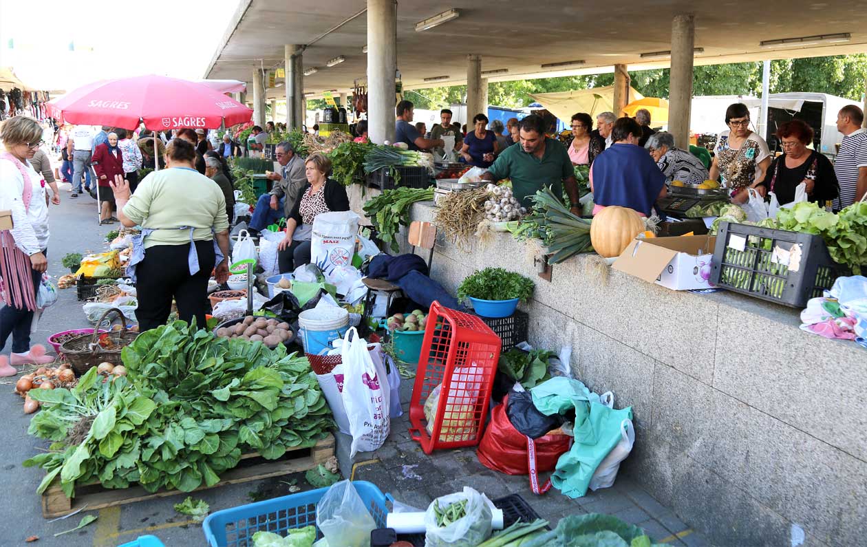 Candidatos das diferentes forças políticas em campanha na feira das Taipas